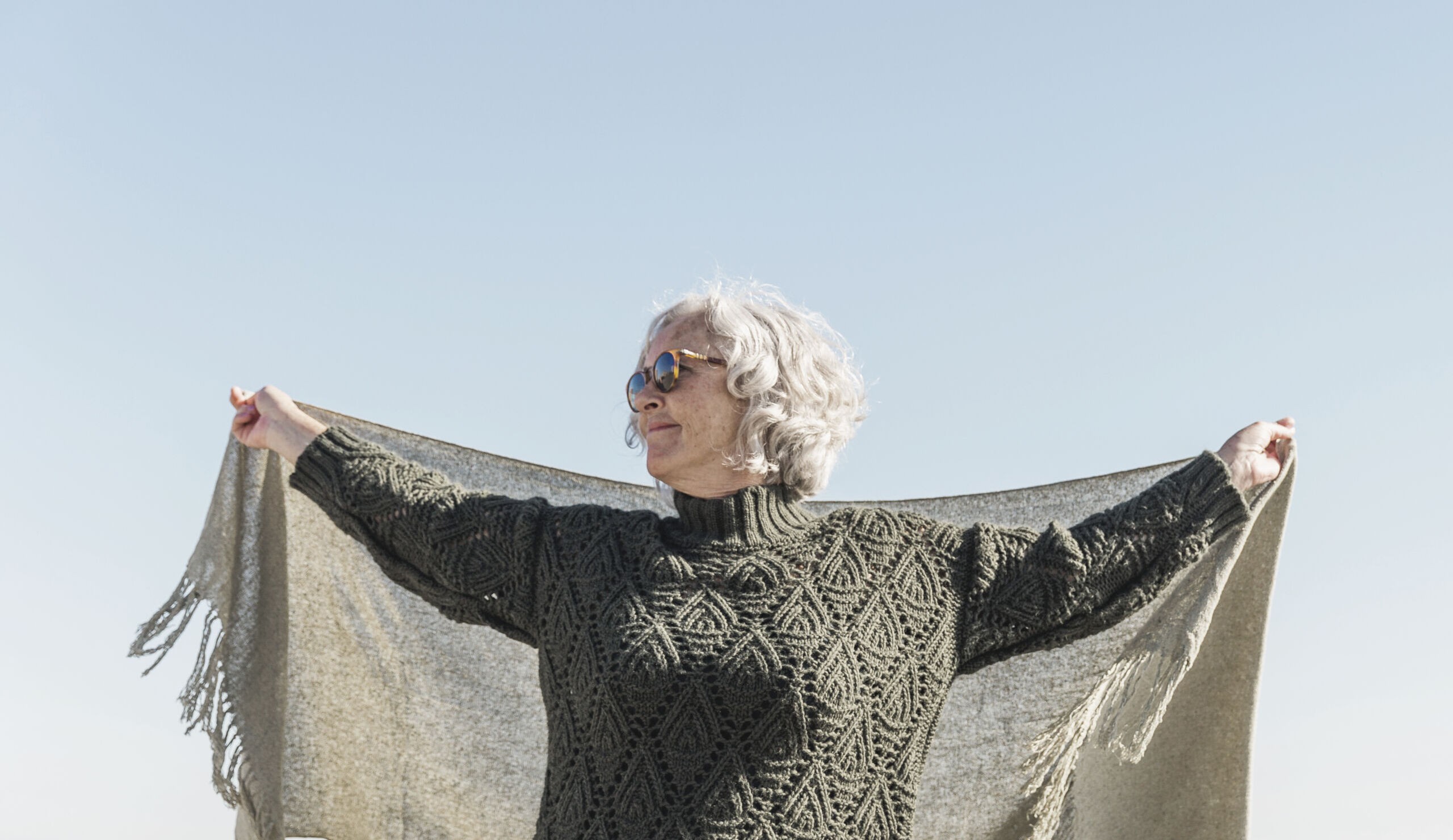 tiro-medio-mujer-disfrutando-de-la-vida